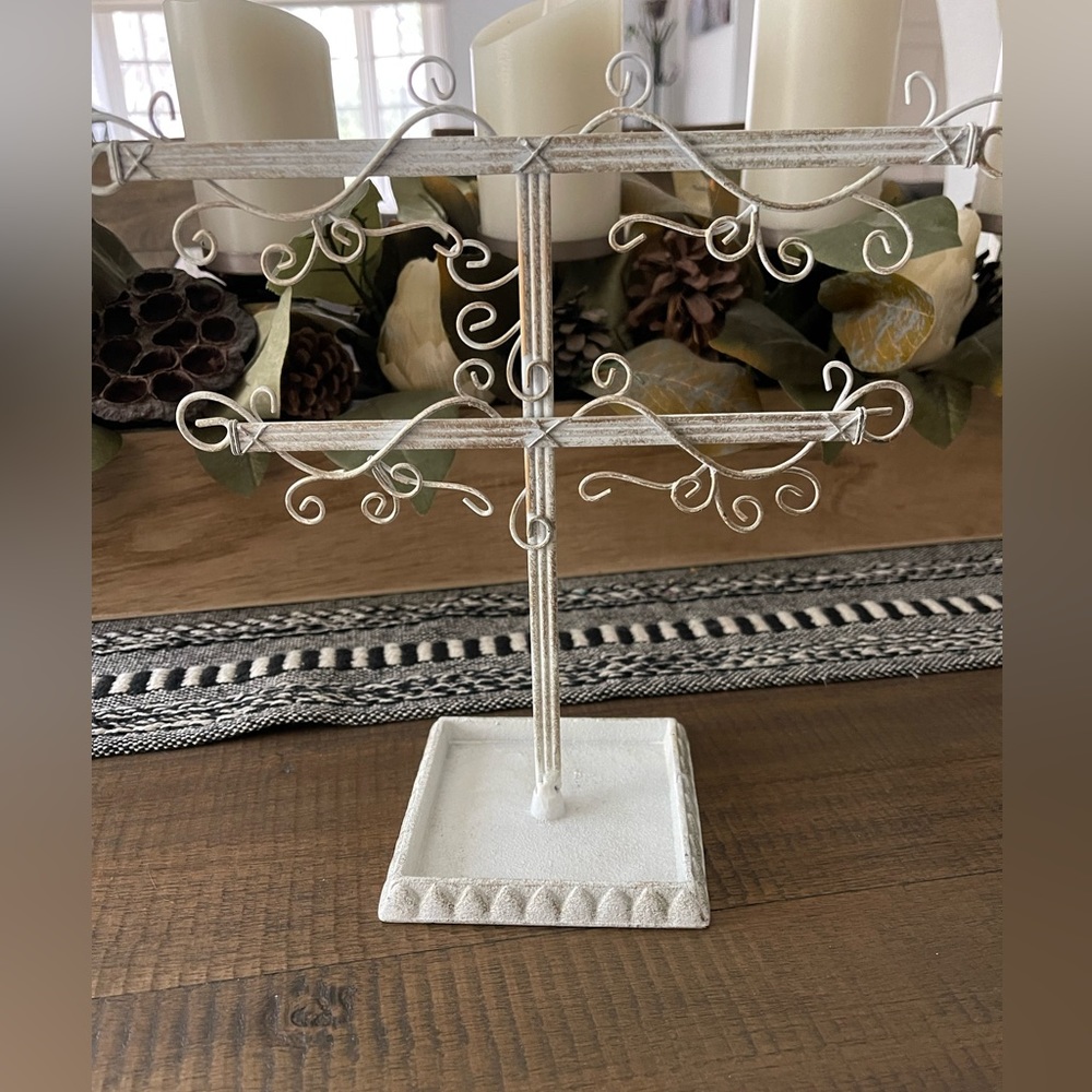 Metal jewelry holder